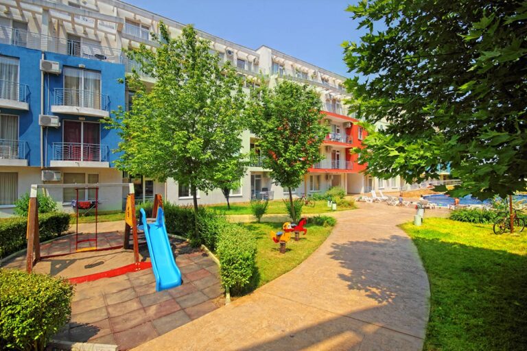 Сани Дей 3, Солнечный берег