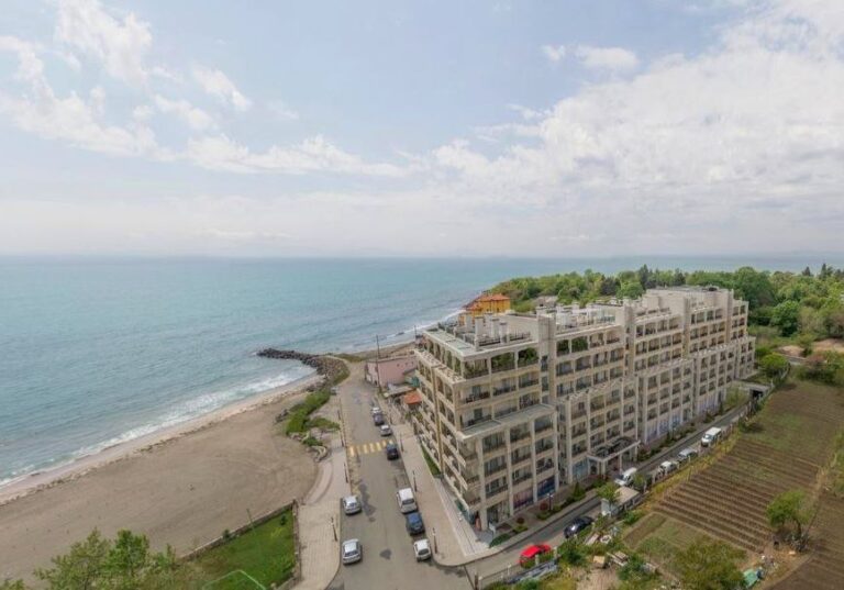 Пенелопе Палас, Поморие