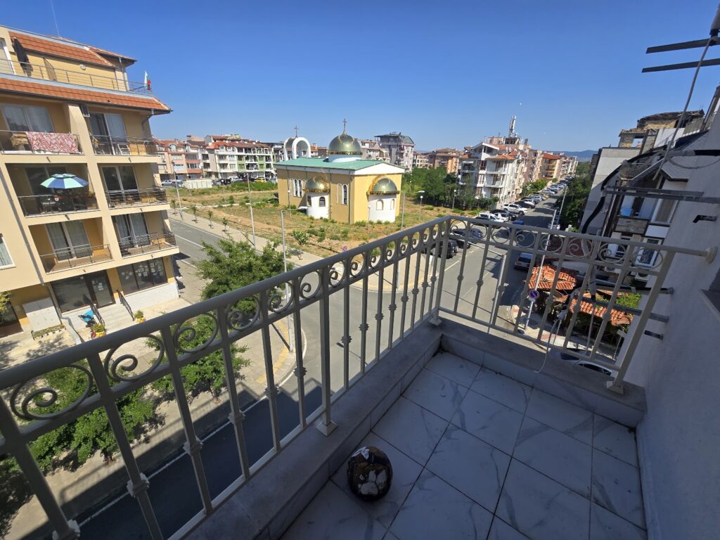 Apartament z 2 sypialniami i podwórkiem do wykończenia, Czarne Morze 2, Nesebyr — фото 1