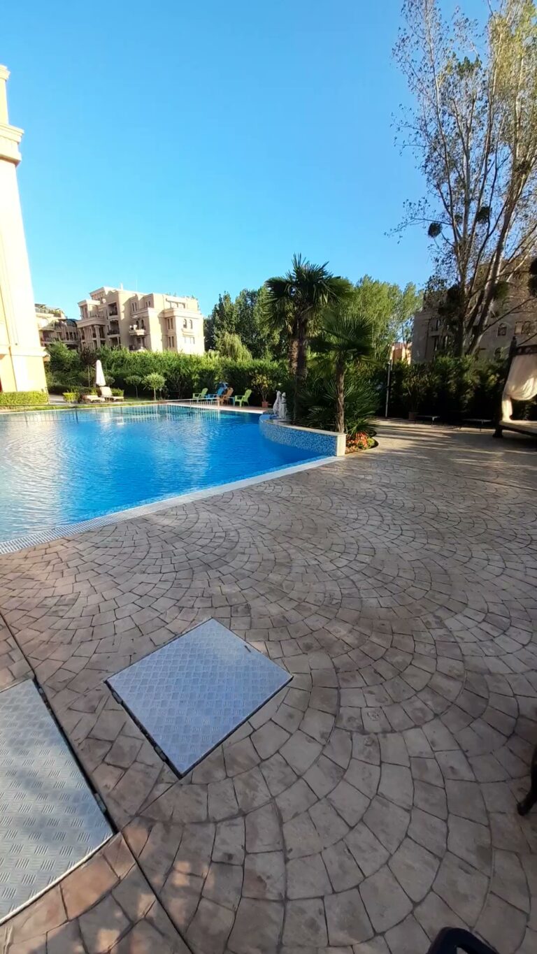 Афродита Грин, Солнечный берег