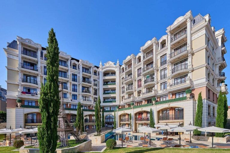 Романс Парис, Святой Влас
