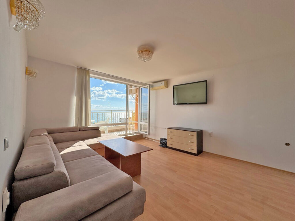 One-bedroom apartment in the Fort Noks Crown complex, Saint Vlas — фото 1